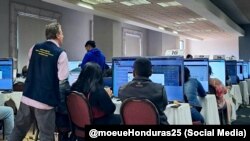 Verificación visual de actas en Tegucigalpa previo al escrutinio especial.