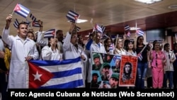 Primer grupo de los 224 especialistas de la salud que arribó a Cuba tras ser expulsado de Bolivia.
