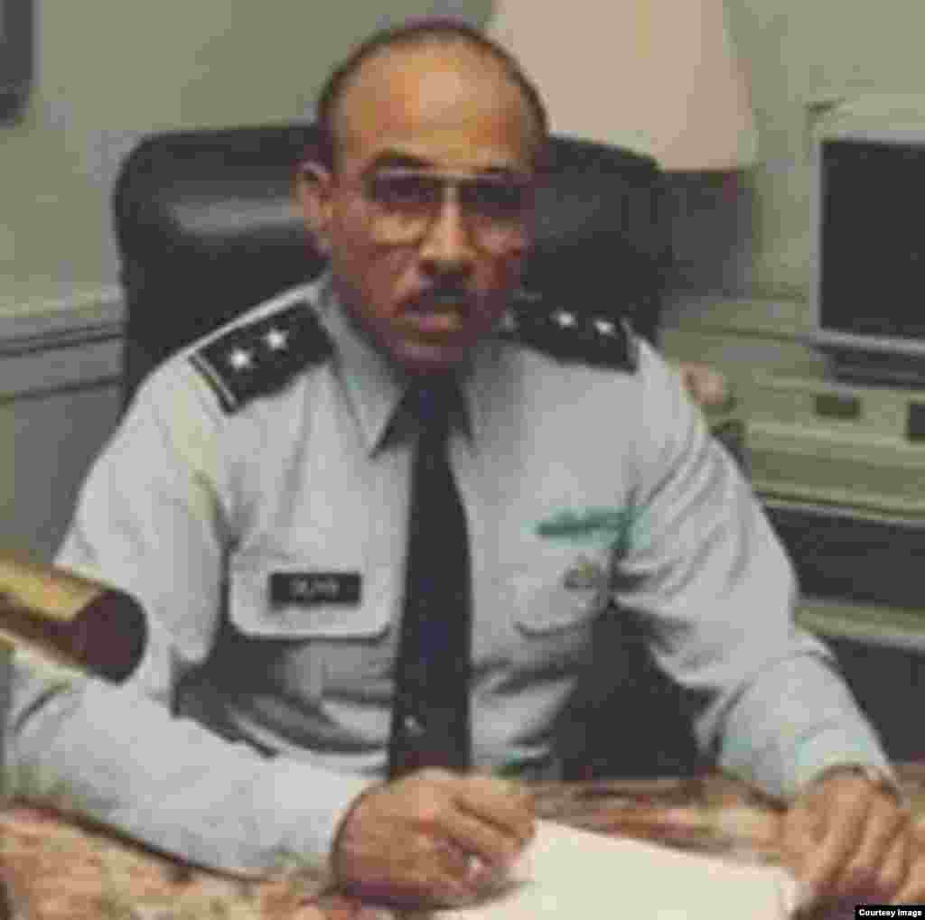 Oliva se graduó del Army War College y del Army Command and General Staff College y terminó una maestría en la American University, en Washington DC.