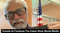 Alfredo Felipe Fuentes muestra su libro "La Falsa imagen de Fidel Castro". Tomada de Facebook The Cuban Show.