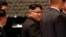 El líder norcoreano, Kim Jong-un (c), sale del hotel Marina Bay Sands durante su visita al centro de Singapur.