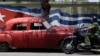 Los conductores privados suplen con sus servicios el vacío del transporte estatal en Cuba. (Reuters/Desmond Boylan/Archivo)
