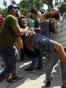 Un hombre es arrestado durante una manifestación contra el gobierno del presidente cubano Miguel Díaz-Canel en La Habana, el 11 de julio de 2021.