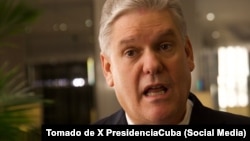 Alejandro Gil habla con periodistas sobre las potencialidades de las relaciones económicas entre Cuba y China, en noviembre de 2022.