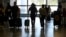 Los viajeros caminan por la terminal del Aeropuerto Internacional de Miami. (Foto AP/Lynne Sladky)