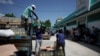 Empleados descargaban mercancía la semana pasada en la primera tienda mayorista para el abastecimiento de cuentapropistas en La Habana (Alexandre Meneghini/Reuters).