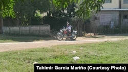 Policías de civil montan vigilancia en las afueras de la casa de la exprisionera política Tahimir García Meriño.