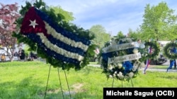 Coronas en honor de las víctimas del comunismo en Cuba, depositadas en el Monumento a las Víctimas del Comunismo, en Washington, DC, el 24 de abril del 2025.