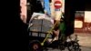 Un hombre transporta pan en un triciclo en una zona en cuarentena por COVID-19 en La Habana. (YAMIL LAGE / AFP)