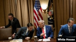 El presidente Donald Trump celebra una reunión de gabinete el jueves 10 de abril de 2025 en la Sala del Gabinete. (Foto oficial de la Casa Blanca por Molly Roberts)