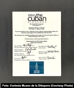 Placa entregada a Mike Hammer tras su nombramiento como Embajador del Exilio Cubano